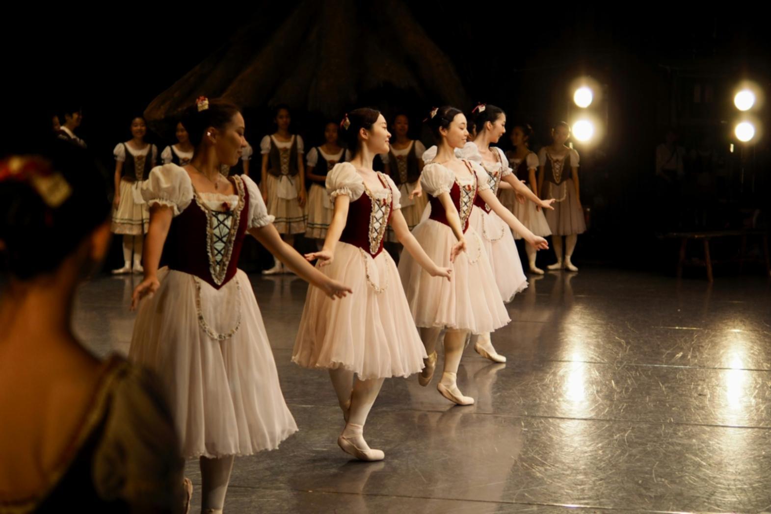 Séance de formation en techniques de danse avec instruction personnalisée